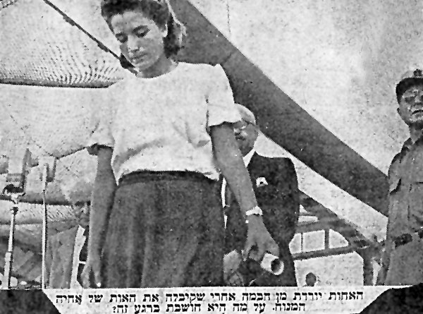 האחות מקבלת את אות הגבורה של עמנואל תמונה