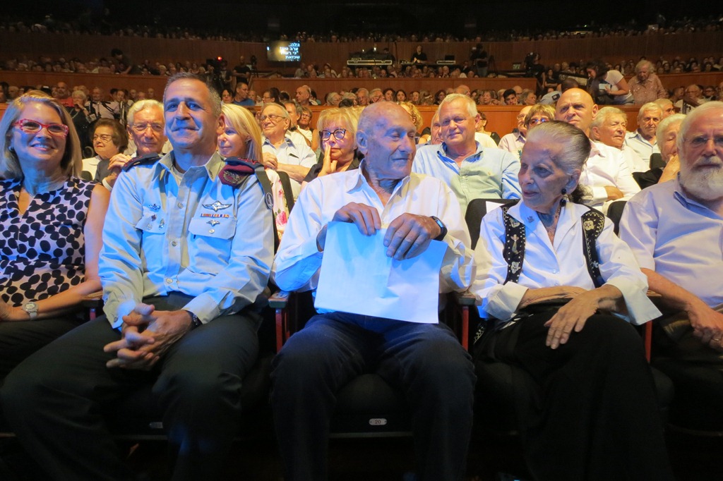 תמונה מימין לשמאל: זאב לכיש, גיטה לכיש, שייקה גביש, אלוף אביב כוכבי, ענת וילנאי