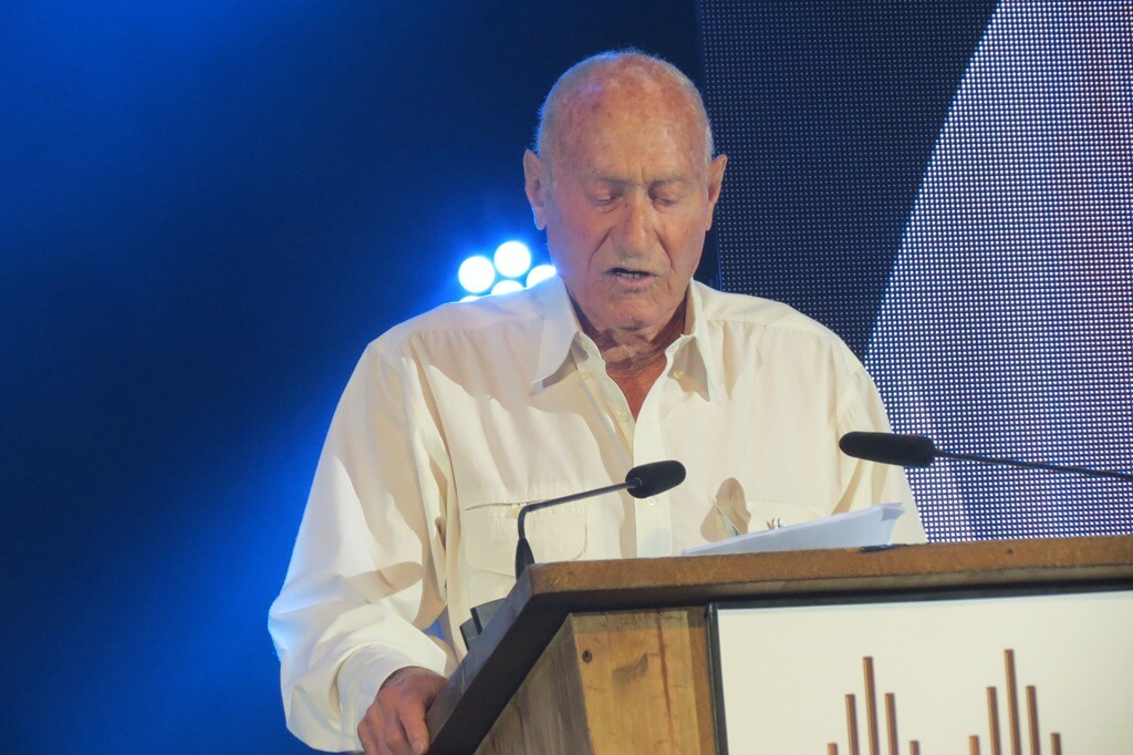 תמונה יו"ר עמותת דור הפלמ"ח, אלוף במיל. שייקה גביש, נושא דברים