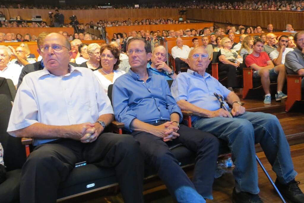 תמונה מימין לשמאל: אלוף במיל. צביקה זמיר, יו"ר הנהלת הסוכנות היהודית מר יצחק הרצוג, רא"ל במיל. בוגי יעלון