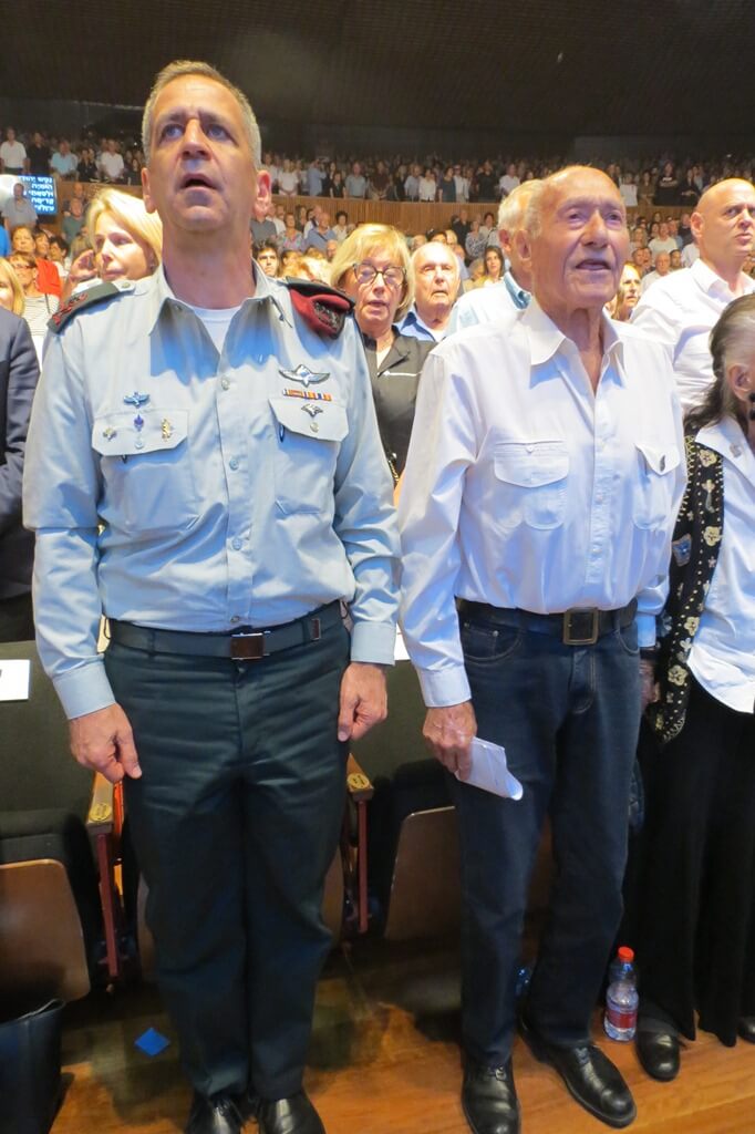 תמונה בשירת המנון הפלמ"ח