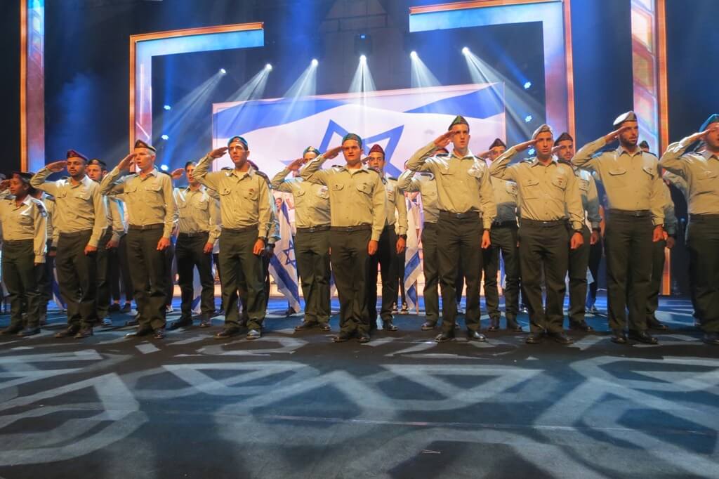 תמונה מופע הצדעה של מפקדי העתיד של צה"ל