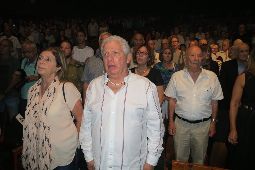 תמונה דליה רבין-פילוסוף בעת שירת המנון הפלמ"ח