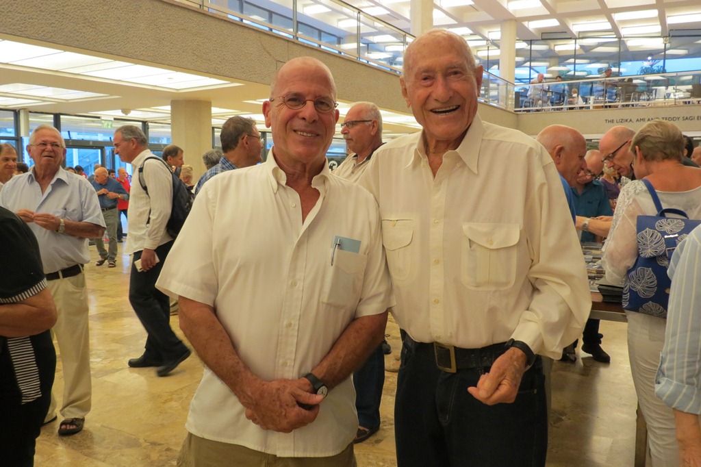 תמונה שייקה גביש עם הסופר מאיר שליו