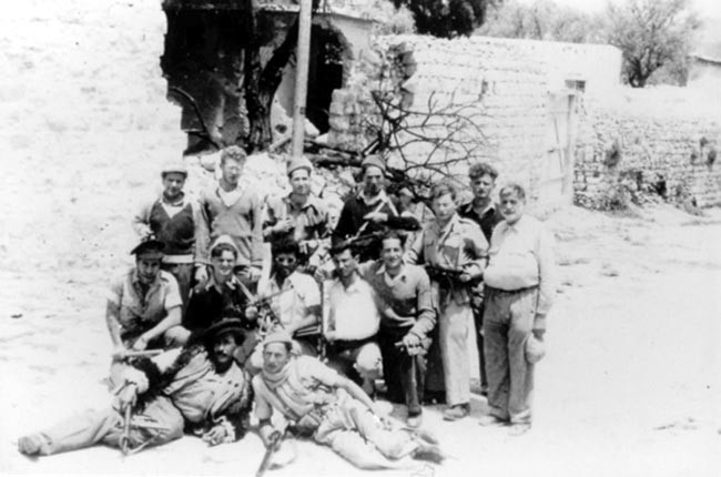 תמונה לוחמי יפתח ליד "בית שלווה" עם תושבים