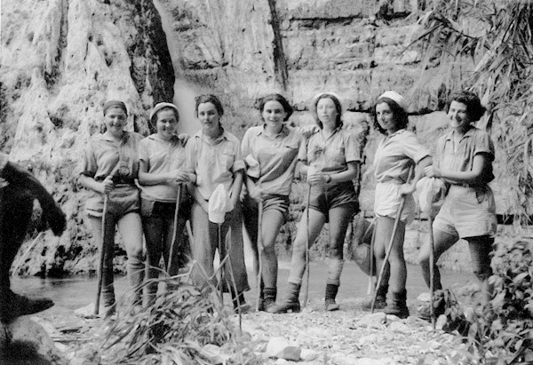תמונה בנות פלוגה ב' בעין גדי, 1942