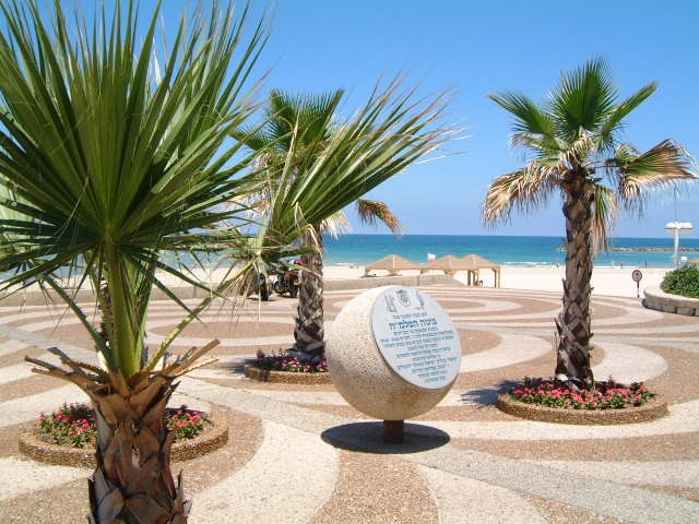 הטיילת בתל אביב, שלט לציון מקום מטה הפלמ"ח