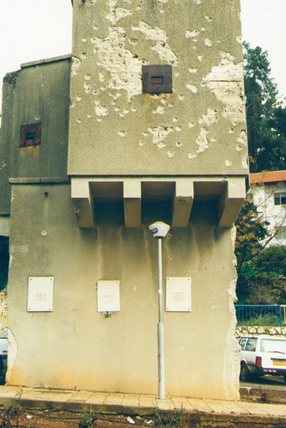 עמדת שמירה ושלטי הנצחה ליד המשטרה בצפת