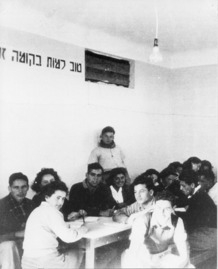 הכשרת הנוער-העובד דפנה 1948 - 1945