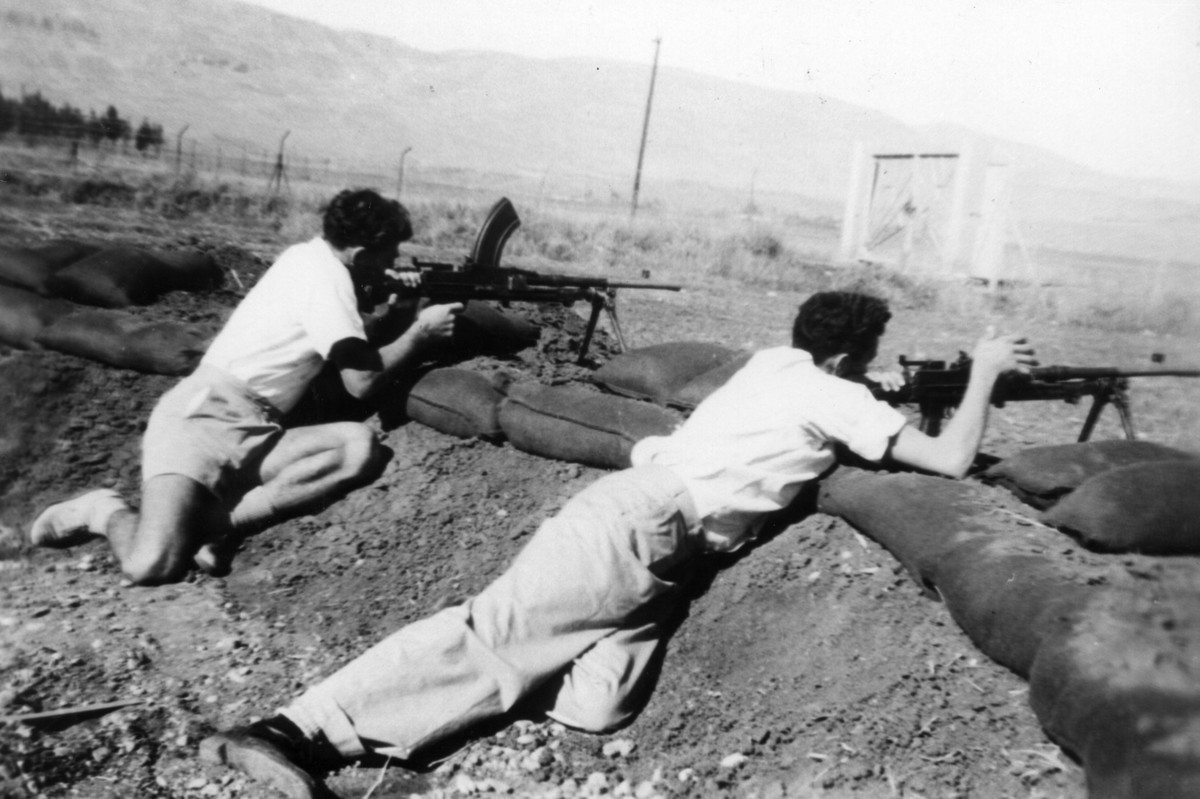 בעמדות