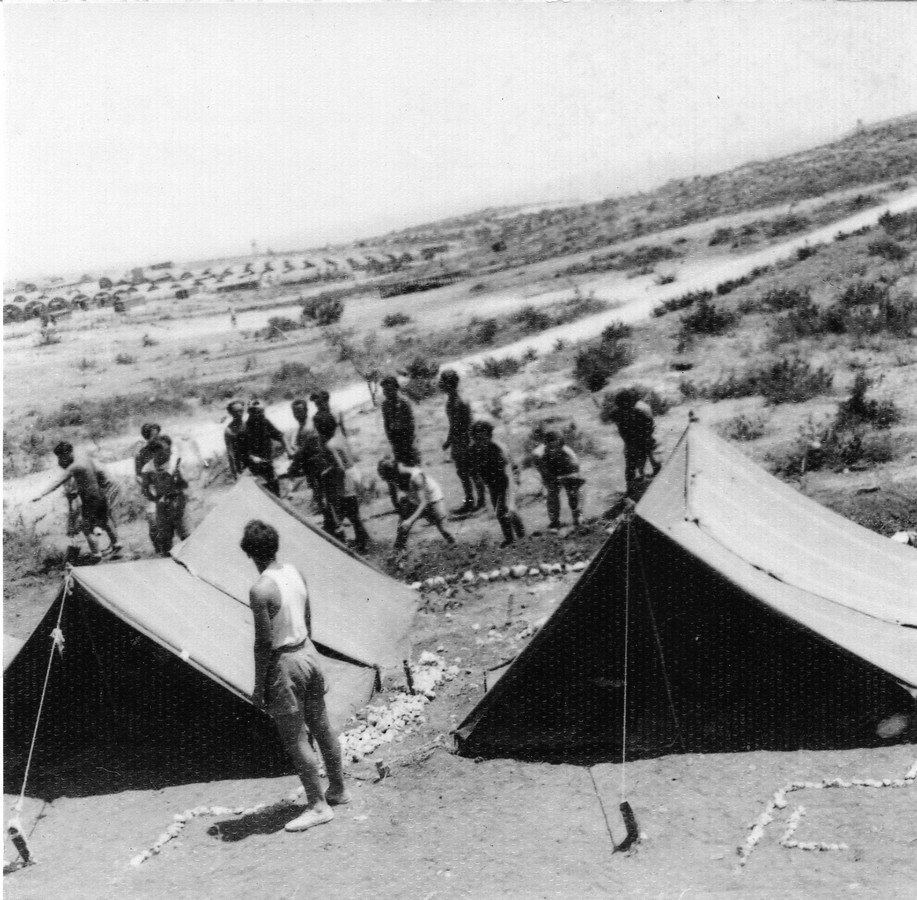 בין האוהלים ובתוכם, התנהלה כל הפעילות הגלויה וגם הנסתרת מעיני הבריטים