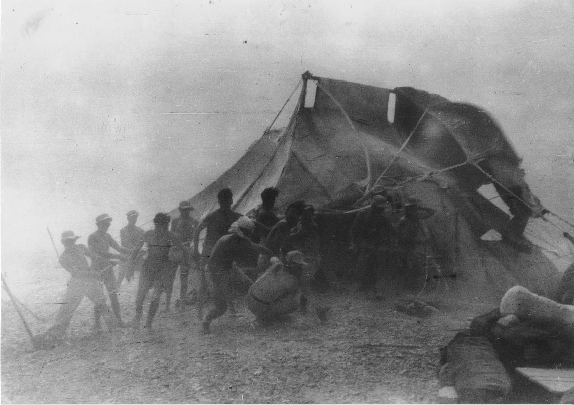 סופת חול באמצע הערבה בואדי ג'ירפי. חיילי פלוגה ב' מנסים להציל את האוהל