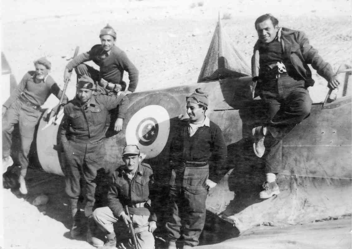 ליד מטוס ספיטפייר מצרי שהופל בנגב