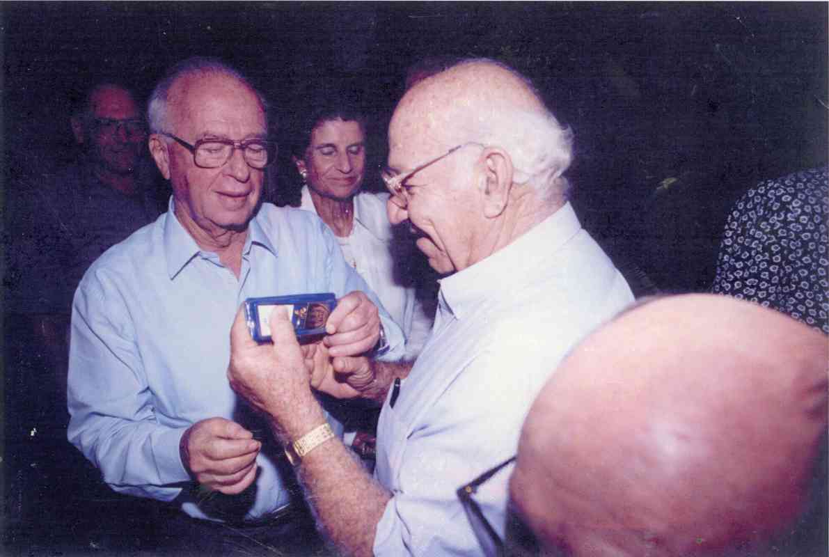 יצחק רבין ושאול ספיר בכנס הפלמ"ח