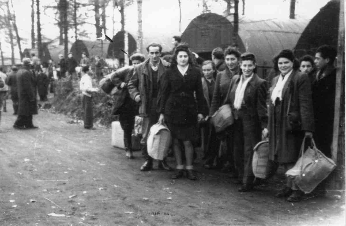 מעפילי אקסודוס מגיעים למחנה עצורים בגרמניה