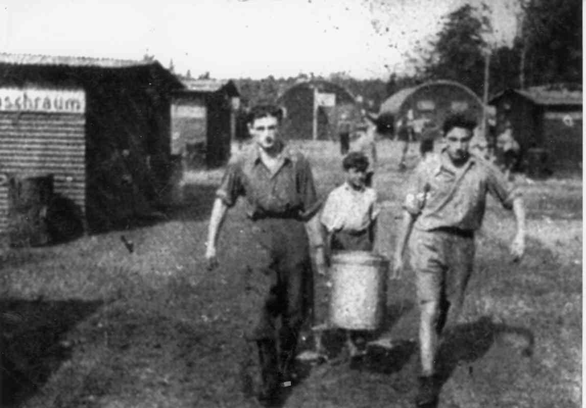 מעפילי אקסודוס מגיעים למחנה עצורים בגרמניה