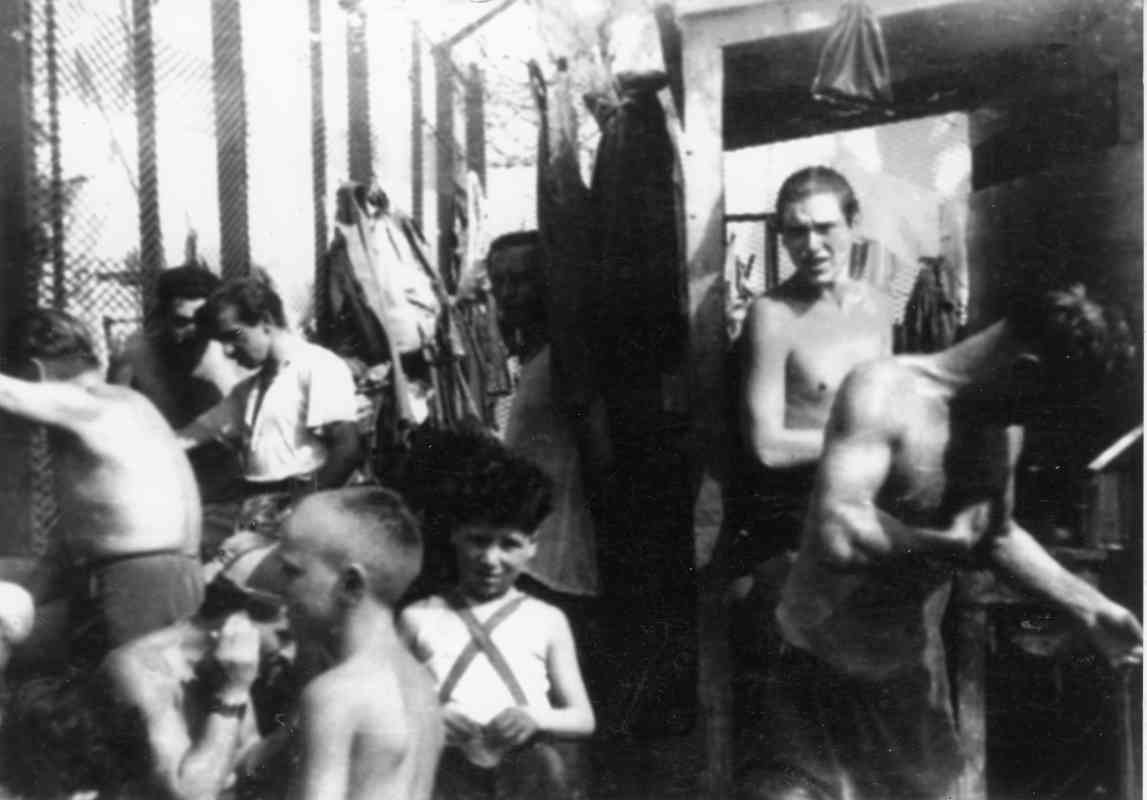 מעפילי אקסודוס מגיעים למחנה עצורים בגרמניה