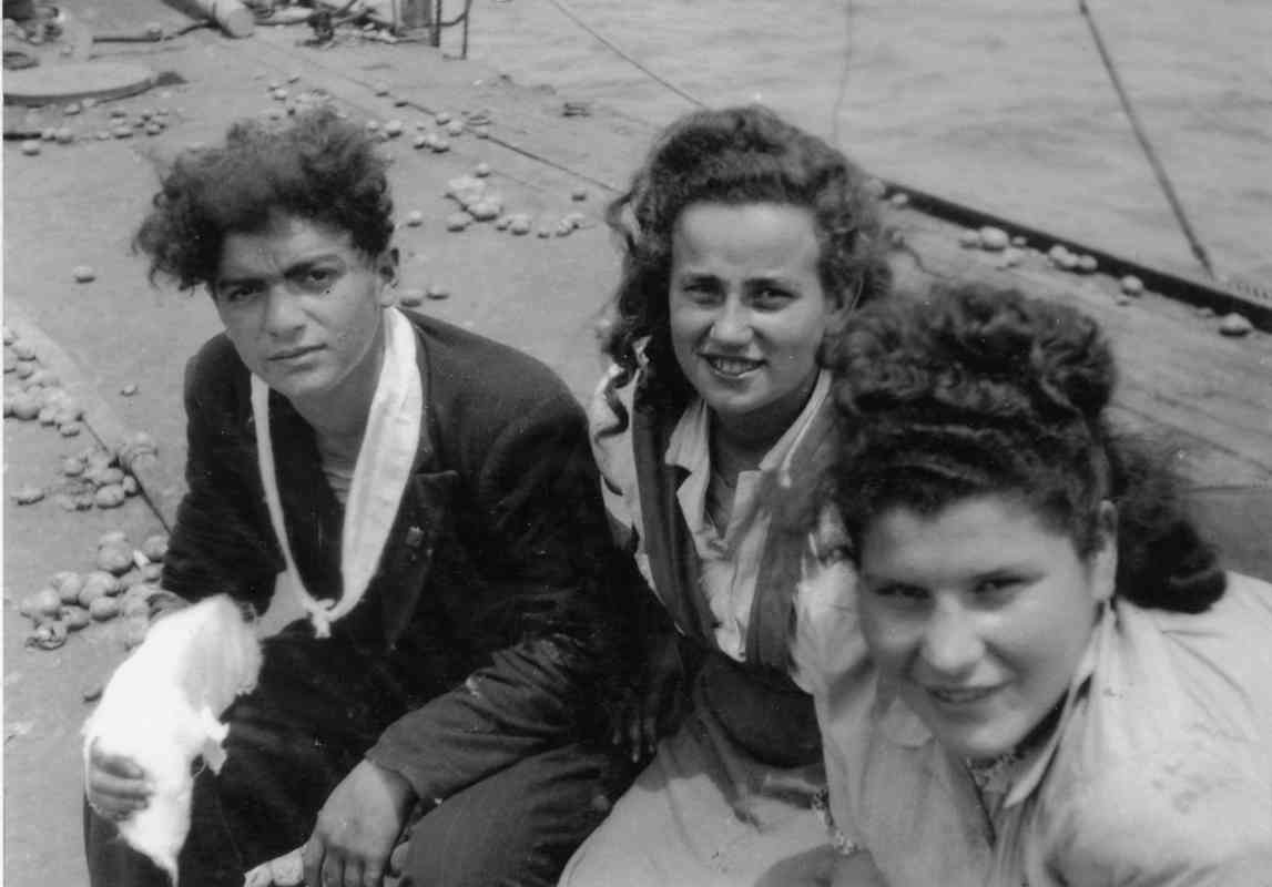 מעפילי אקסודוס מגיעים למחנה עצורים בגרמניה