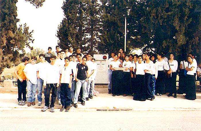 ג' אייר תשנ"ט, תלמידים לאחר הטכס לזכרו בבית שאן תמונה