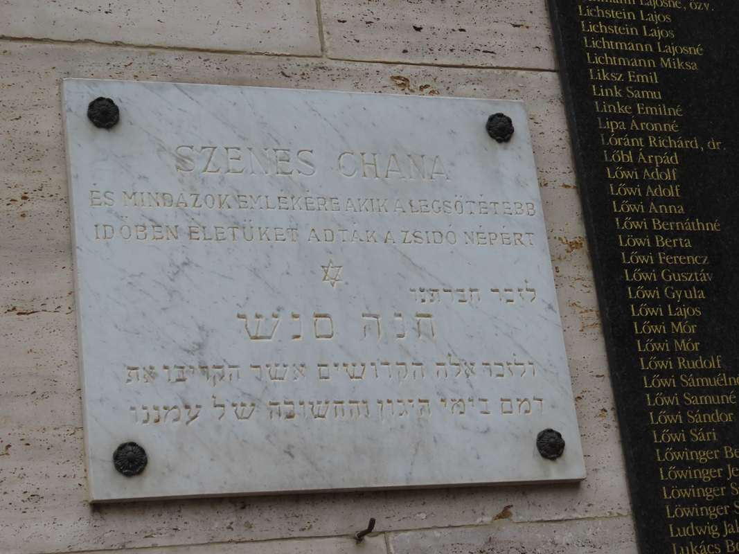 בית הכנסת היהודי בבודפשט - לוח הנצחה לזכרה של חנה סנש תמונה