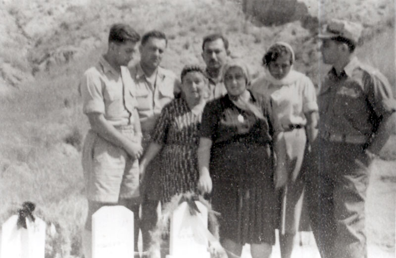 המשפחה בבית הקברות בדורות תמונה