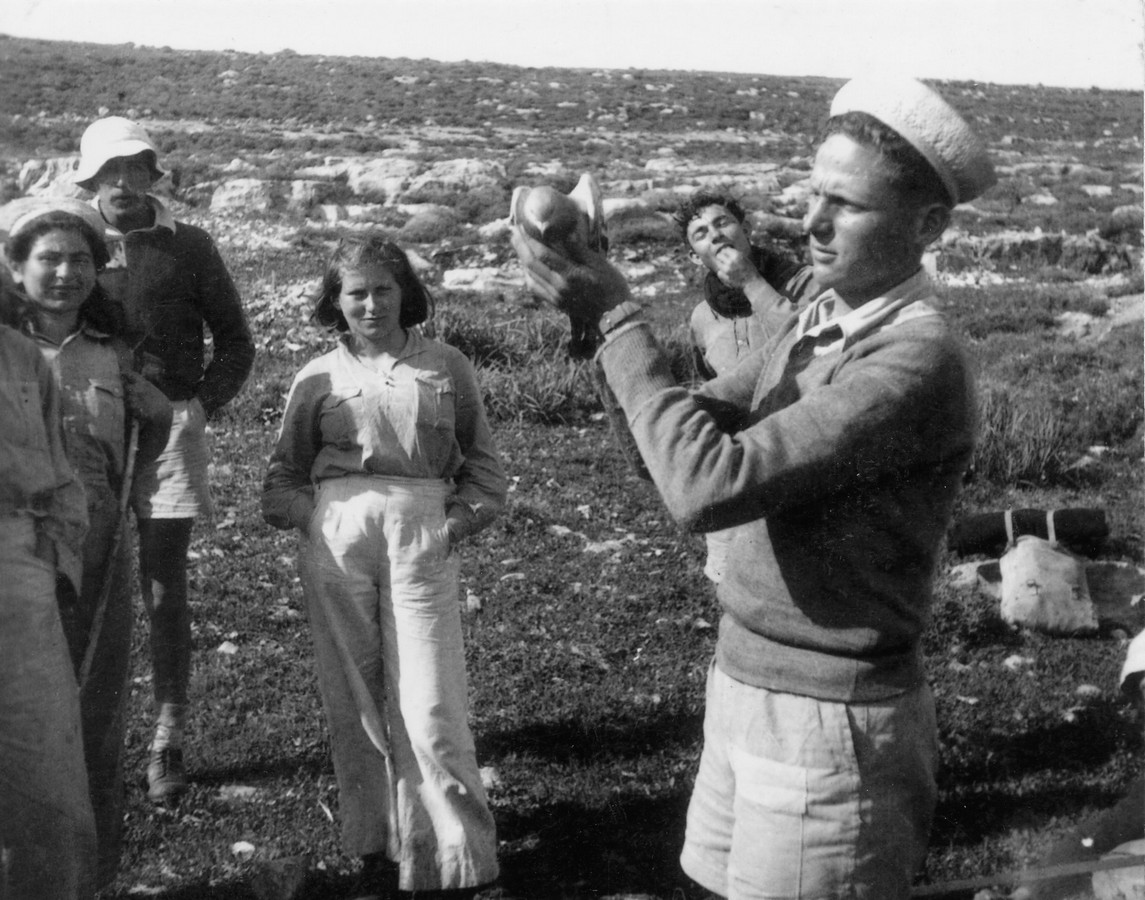 שילוח יונה מראש הנקרה ליגור: המשלח הוא אחם ברגמן, המפקד שנפל באימונים (הלך עם המחלקה מיגור לריחניה ונורה ע"י שומר ערבי) תמונה
