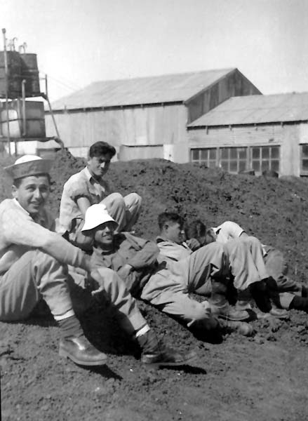 הכשרת כפר מנחם 1948, משמאל - יצחק לנדאו תמונה