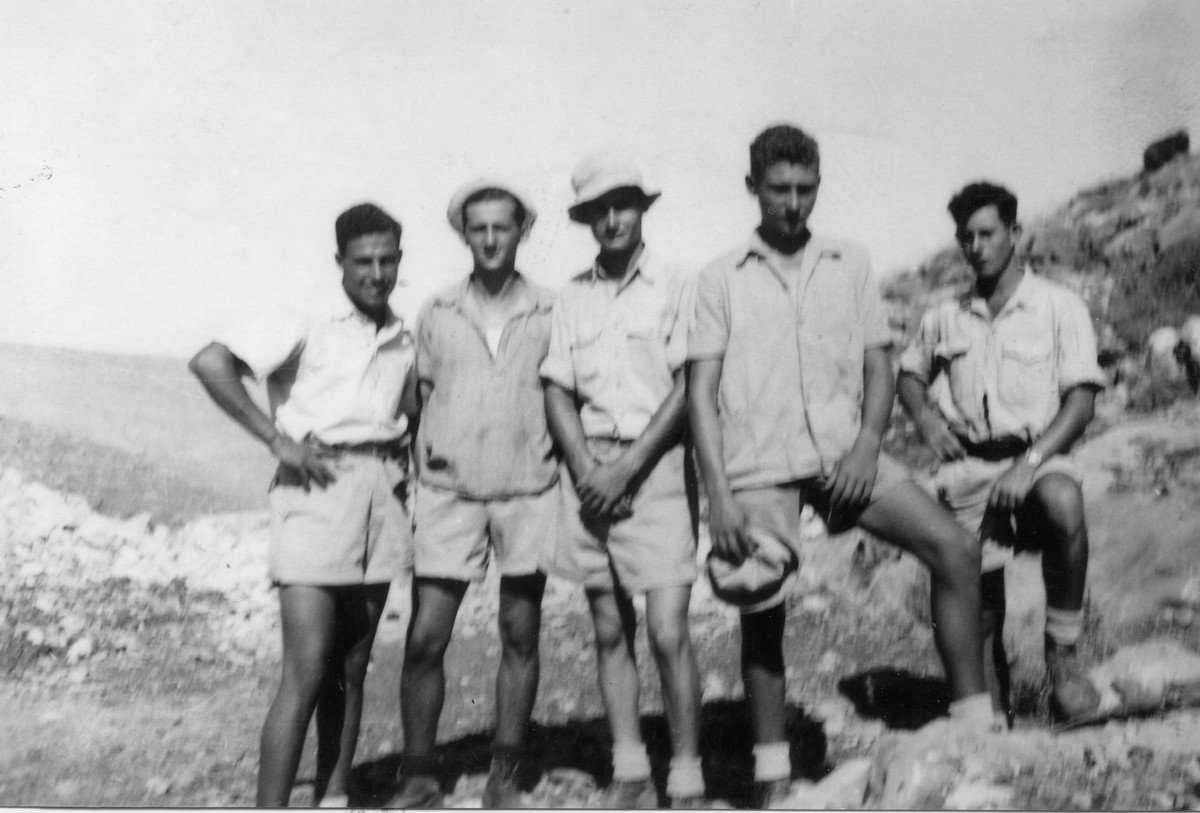 אימונים והכנת תיקי כפרים - הכנת תיק לבית-סוריק. מופיעים בתמונה: איתן גאון, ישראל קרן, אהרון שושני, אמנון האווש, דויד צברי ז"ל. תאריך צילום: סוף 1947 תמונה