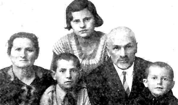 בחוג המשפחה ערב העליה ארצה (זרבבל בין האב והאם) תמונה