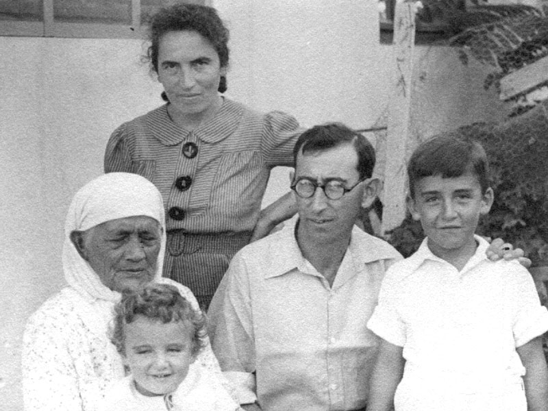 המשפחה עם הסבתא  תמונה
