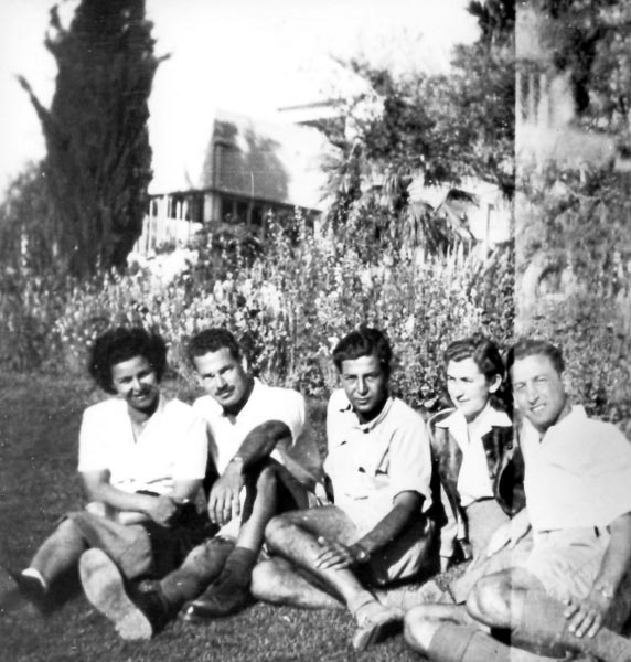 שמעון אלפסי (במרכז), גבעת ברנר, 20.4.1946, פל' ב', הפלמ"ח תמונה