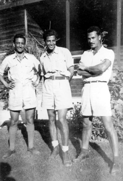 שמעון (במרכז), מיכאל כהן (משמאל), גבעת ברנר 1945 תמונה