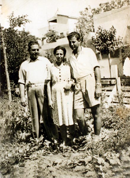 שמעון והוריו- ציונה ומשה, עם שחרורו מהמעצר ברפיח והצטרפותו ל'רזרבה' בת"א, 1947 תמונה