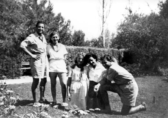 גבעת ברנר, 1946, שמעון אלפסי כורע מימין תמונה