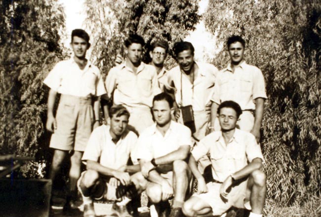 יחידת "זהבי" 1947, עומדים משמאל: ברוך גלבוע, שלום קרני, ?, שמעון אלפסי, יושבים: ?, פרנק, יצחק גיל תמונה