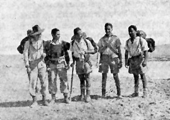 אליק (במגבעת אוסטרלית) עם חבריו במסע על חופי ים המלח תמונה