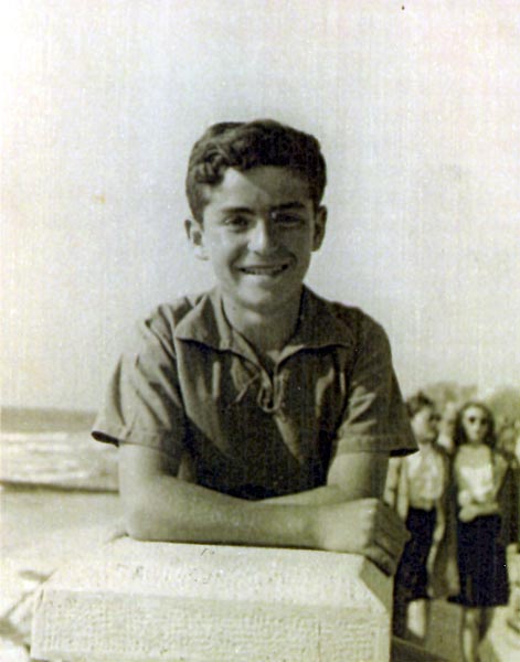 בחופש פסח  26.4.1943 שפת הים - ת"א, מאיר ארזי בן 14 תמונה
