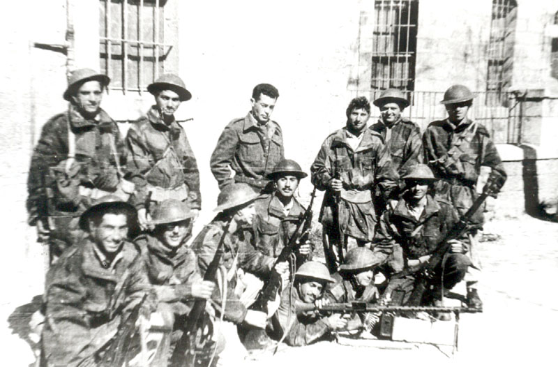 במחנה שנלר בירושלים (כורע שני משמאל) תמונה