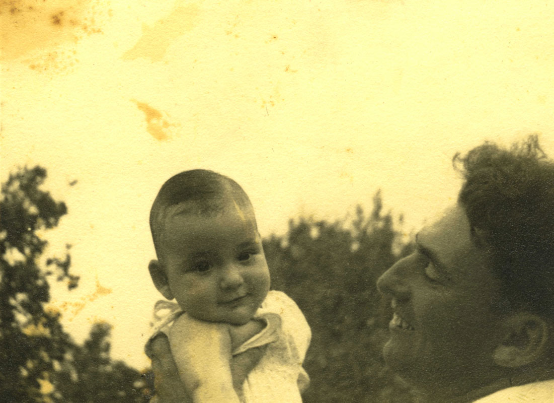 רחביה עם בנו הצעיר עופר תמונה