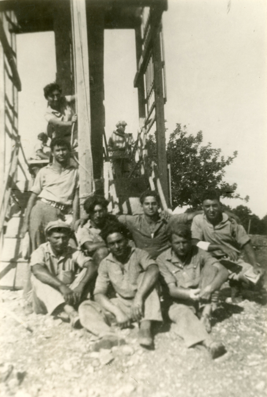 רחביה יחד עם חניכי הנוער העובד במחנה האלף על הכרמל בקיץ 1935   תמונה
