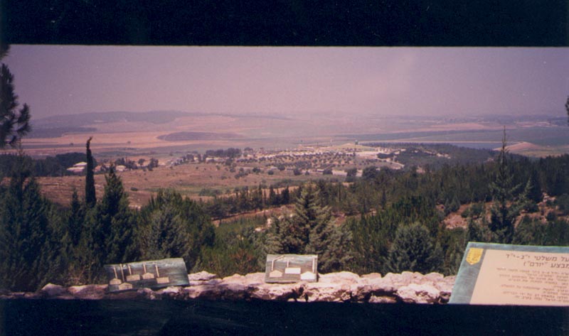 נקודת התצפית, שהוקמה על ידי הקרן הקיימת במלאת 50 שנה לנפילתם 1998 תמונה