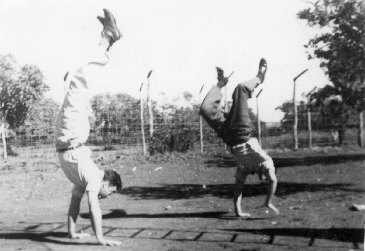 מחנות המעצר בקפריסין: אנשי שורת המגינים. תיאור התמונה: נמרוד אשל ושלמה גרנוב בהליכת ידיים. תמונה