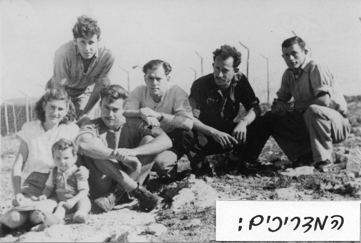 המדריכים ומעפילה במחנות קפריסין. מופיעים בתמונה: ניסן לויתן, אליעזר ורש-ארמון, קובה בצר, שלמה גרנוב, נמרוד אשל. תמונה