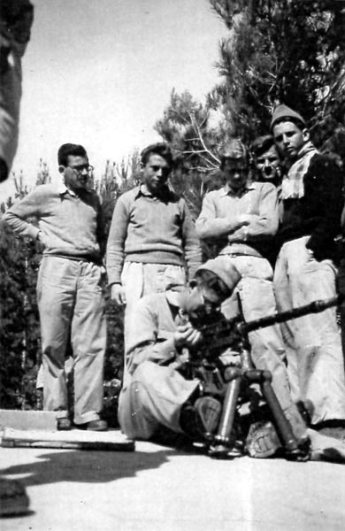 משה המדריך - כורע ליד המקלע תמונה