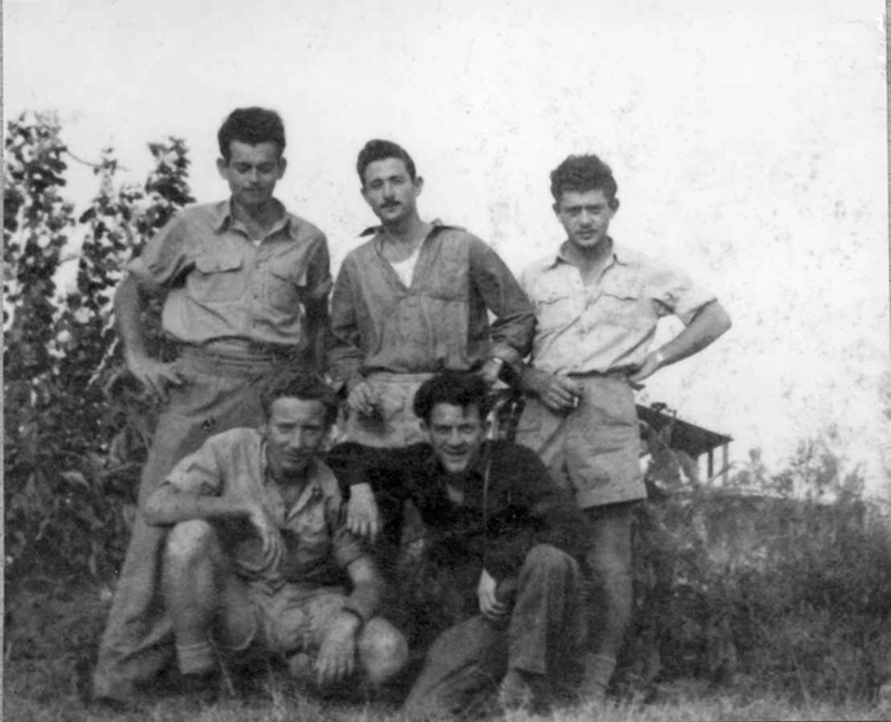 חטיבת הנגב: בתמונה - החבורה ביחד: מימין גרשון דובנבוים [דבמבם], יוסי ירקון [אבו ג'יז], ארקה קוריסקי, כורעים: מנחם זהבי, אלדד פיס, תאריך צילום: 1948 תמונה