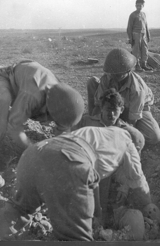 חטיבת הנגב - מבצע ''יואב'' (''עשר המכות''): כיבוש באר שבע, תיאור התמונה: דבמבם הפצוע מקבל עזרה ראשונה, נתקבל מ: מעוזבון שלאון תמונה