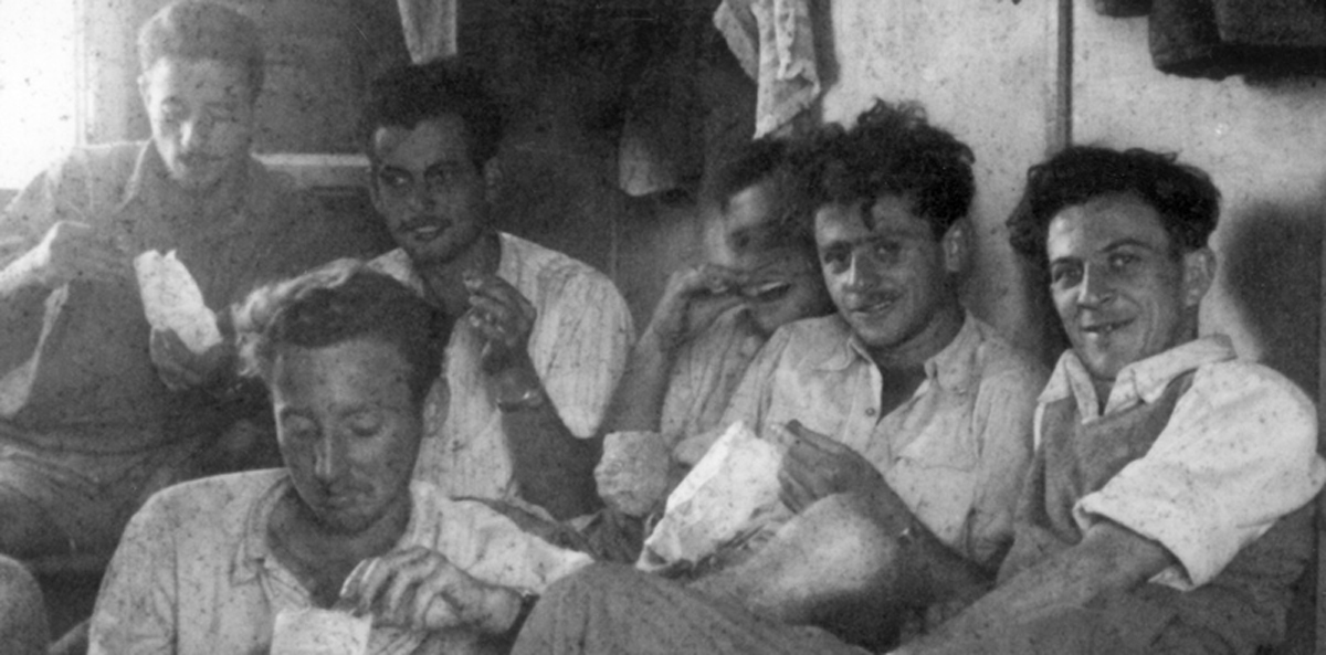 חטיבת יפתח, הגדוד השני - גדוד הנגב, תיאור התמונה: מפקדת הפלוגה ביד מרדכי, מופיעים בתמונה: מנחם זהבי, גרשון (דבמבם) דובינבוים, מוטי מוקסיי, אהרון קוריסקי, אלדד פיס, יוסי (אבו צ'יז) גרינברג תמונה