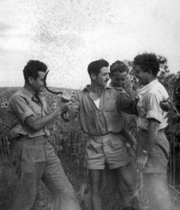 חטיבת יפתח - הגדוד השני - גדוד הנגב, החברותא - מופיעים בתמונה: גרשון (דבמבם) דובינבוים, אלדד פיס, יוסי (אבו צ'יז) גרינברג, יעקב קוריצקי תמונה