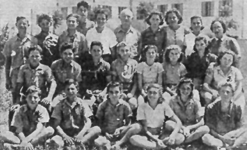 בבית הספר "מקס פיין" יושב ראשון משמאל תמונה