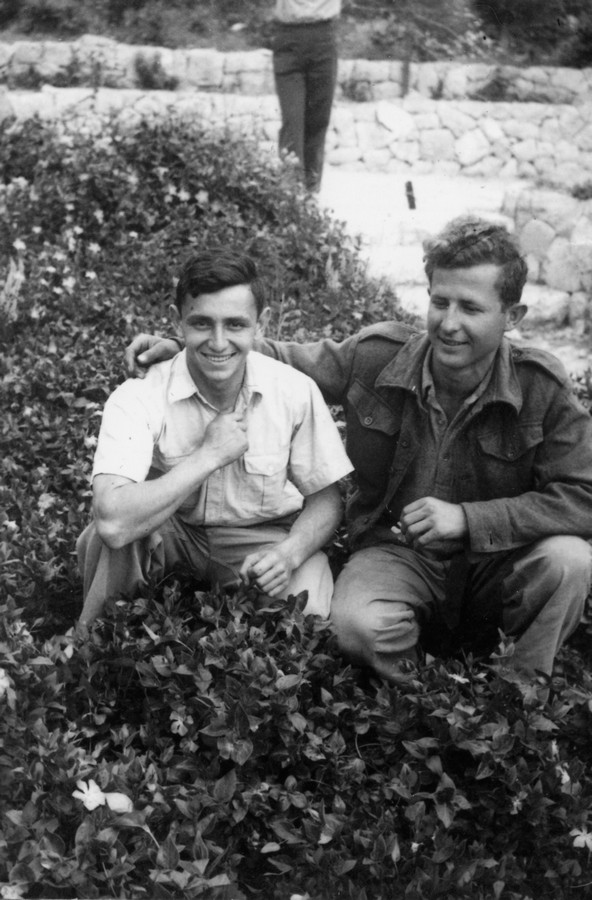 פלוגה ח', תיאור התמונה: אחרי כ"ט בנובמבר 1947 - מחלקת מעלה החמישה. מופיעים בתמונה: מרדכי אגייב (חשב), מאיר (אירי) הרכבי. תאריך צילום: 1947 תמונה